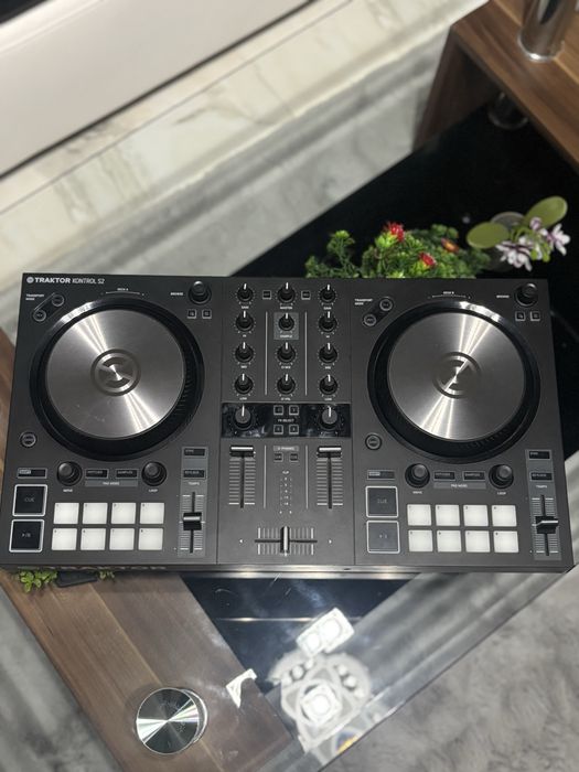 Consola DJ Traktor Kontrol S2
