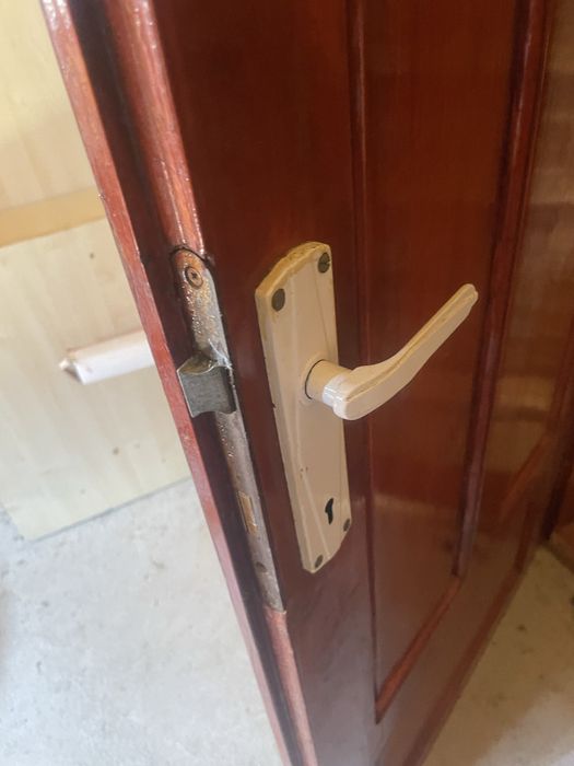 Usa de interior sau exterior din lemn cu toc si clanta