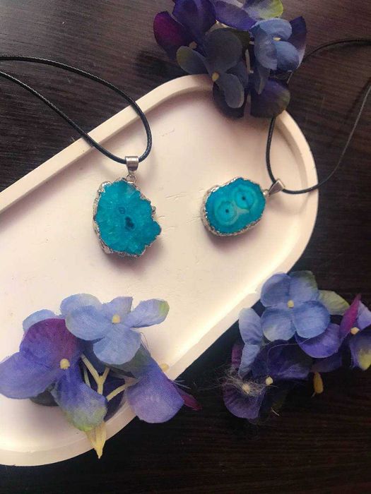 срезы натуральных камней в оправе.