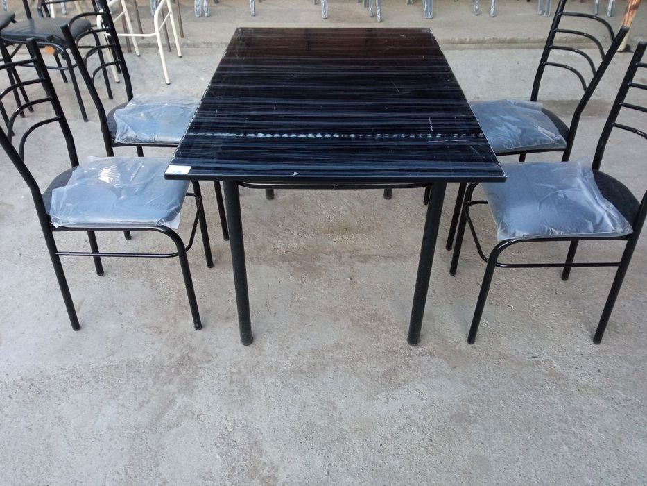 Кухонный стол с четырьмя стульями 870.000