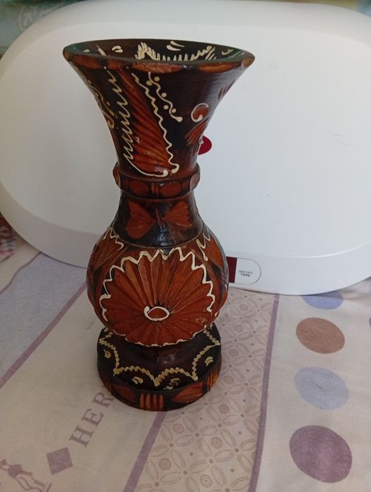 Vaza sculptata din lemn