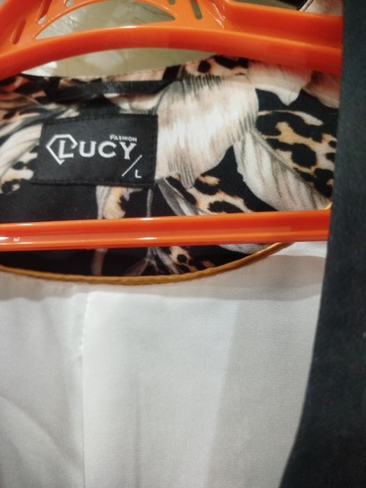 Модерна сако на Lucy
