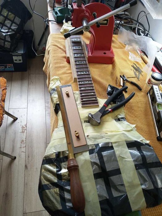 Лютиер- Продавам и профилактика на китари и лампови усилватели..