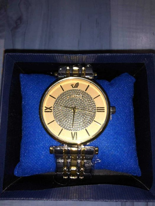 Дамски часовник ЧИСТО НОВ (не е активиран) с кутия