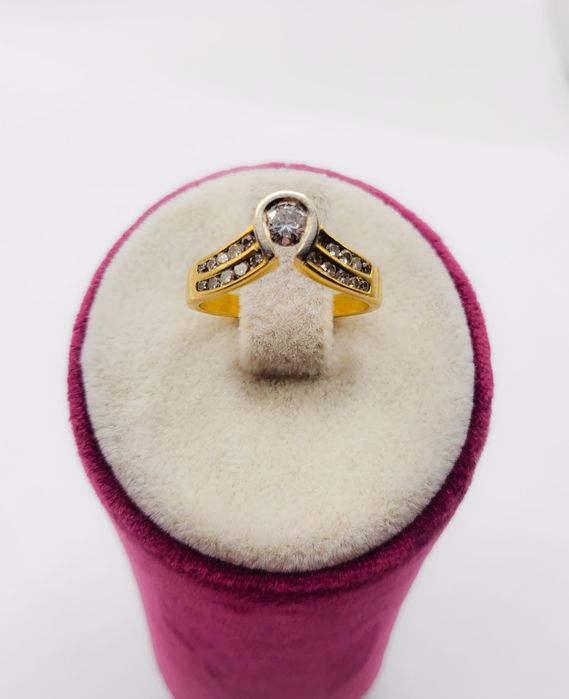 Inel din Aur de 18K cu Diamant Central de 0,30 ct