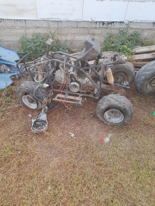 De vânzare 2 atv-uri