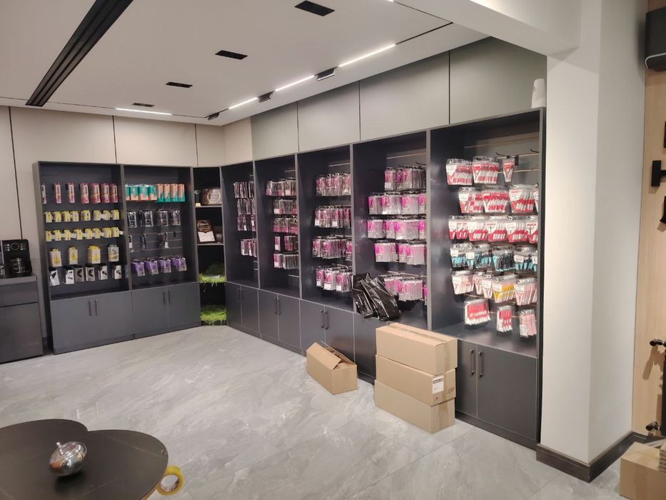 Shkaf vitrina stelaj polka