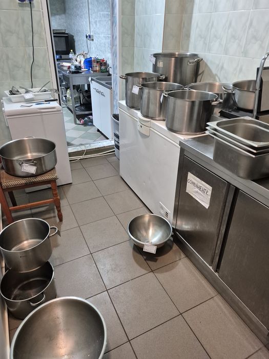 Vitrine calde,vitrine reci,hotă,mese inox,aragaz profesional,horeca