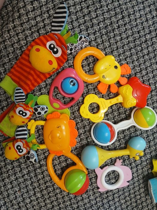 Отдам за 1500 детские погремушки и вещи