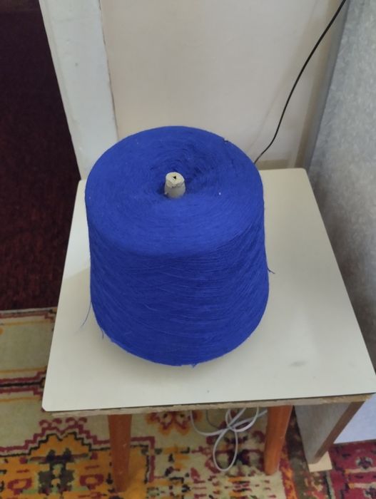 Нитки синие в бабинах