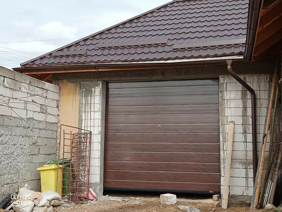 Usa de garaj din panouri sandwich