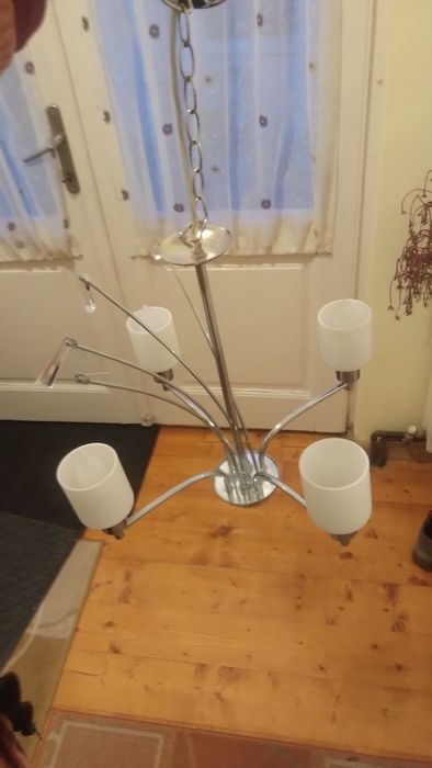 Lustră și veioze din sticlă.