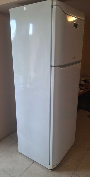 Хладилник с горна камера Hotpoint Ariston