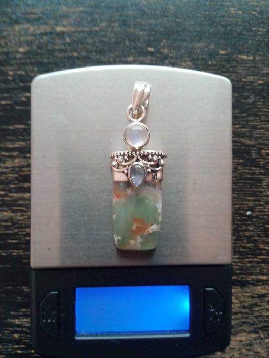 Сребърна висулка с естествени камъни