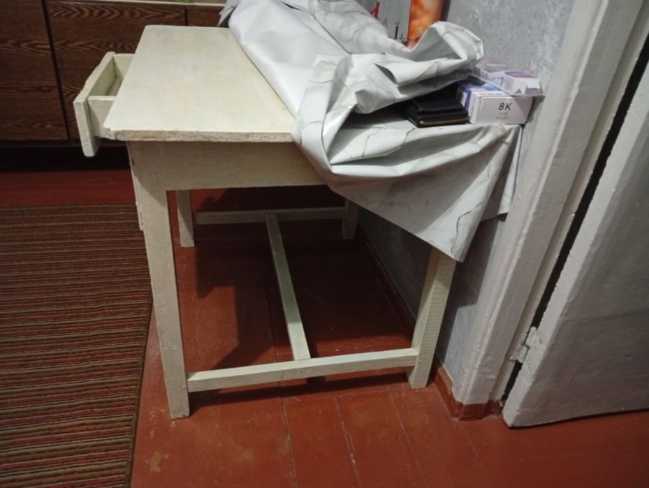 Продам деревянный стол.