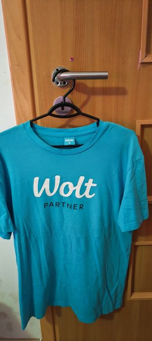 Vând echipament Wolt – geacă + 2 tricouri (unul n