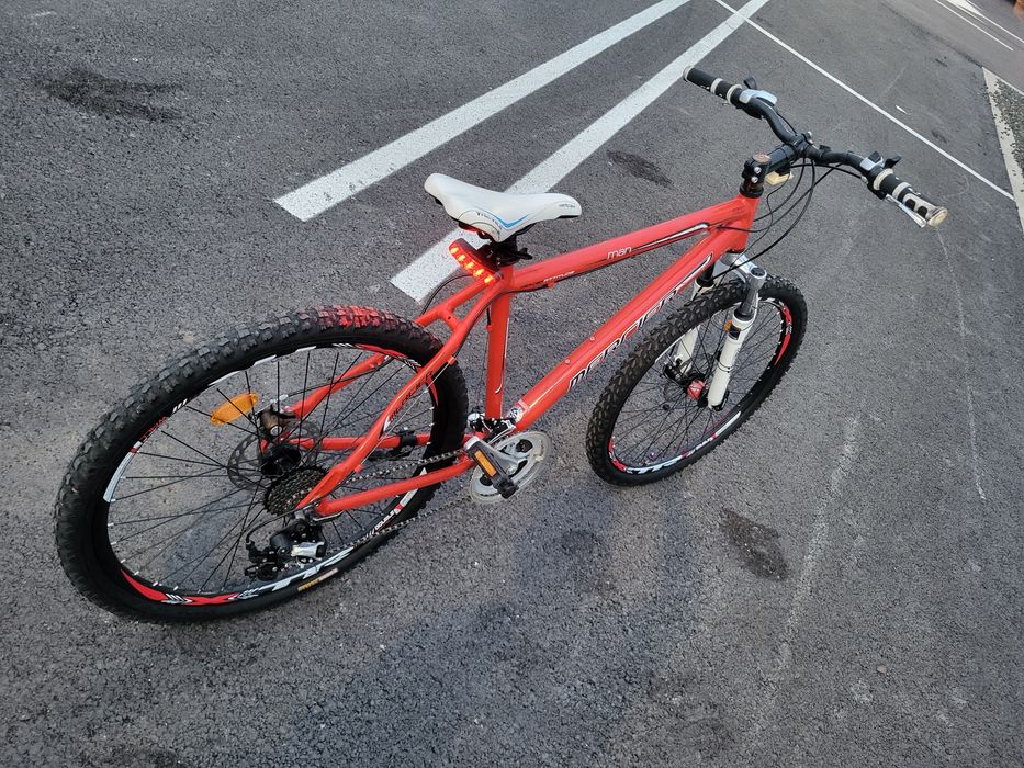 Vând bicicleta aproape nou