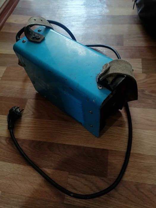 Сварочный аппарат в месте с маской