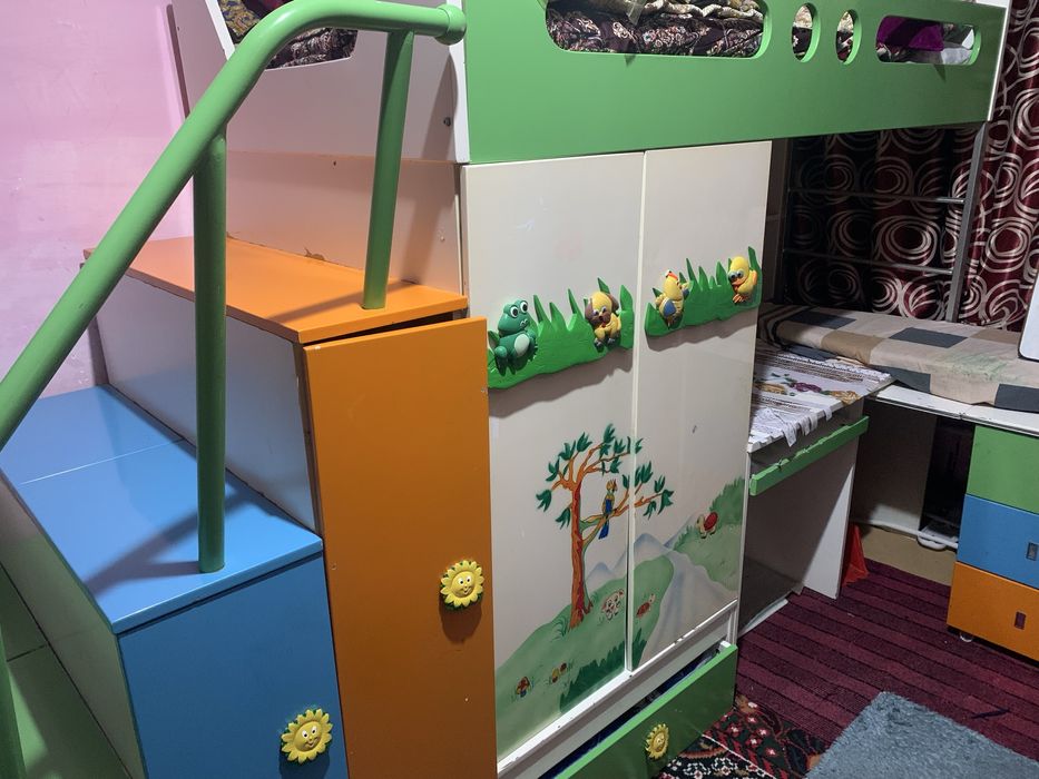 Bolalar divanchasi sotiladi