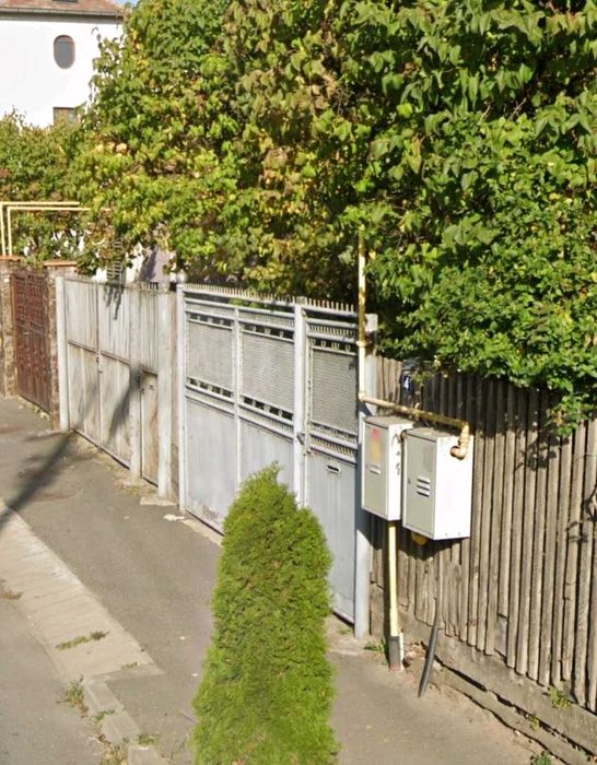 Vand casa cu 2 cladiri , curte si 2 intrari