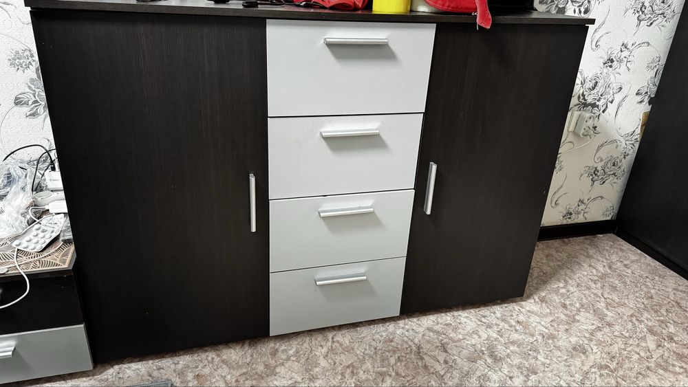 Продам шкаф , комод и 2 тумбочки