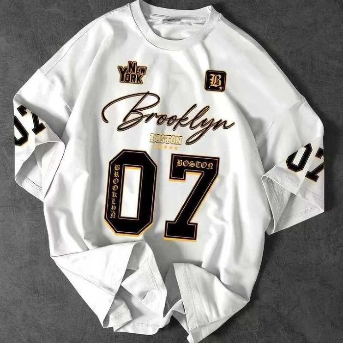 модная футболка.