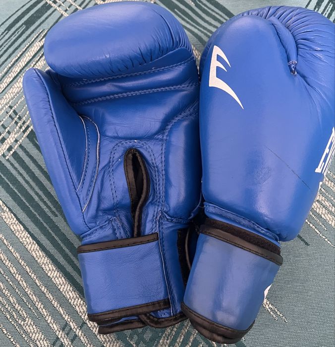 боксерские перчатки Everlast в идеальном состояние