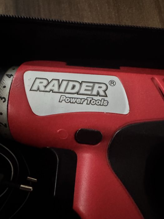 Продавам работещ като нов винтоверт Raider