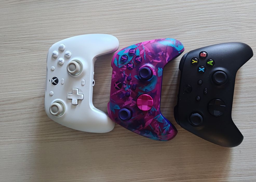 Xbox Series S cu 3 manete