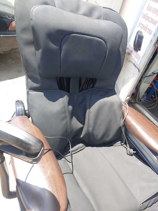Перетяжка и реставрация массажного кресла
