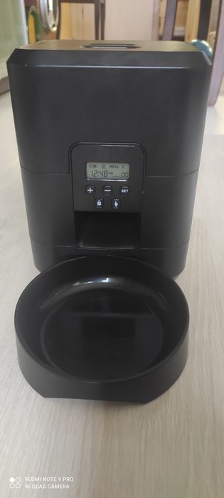 Автоматична хранилка за кученца и котенца