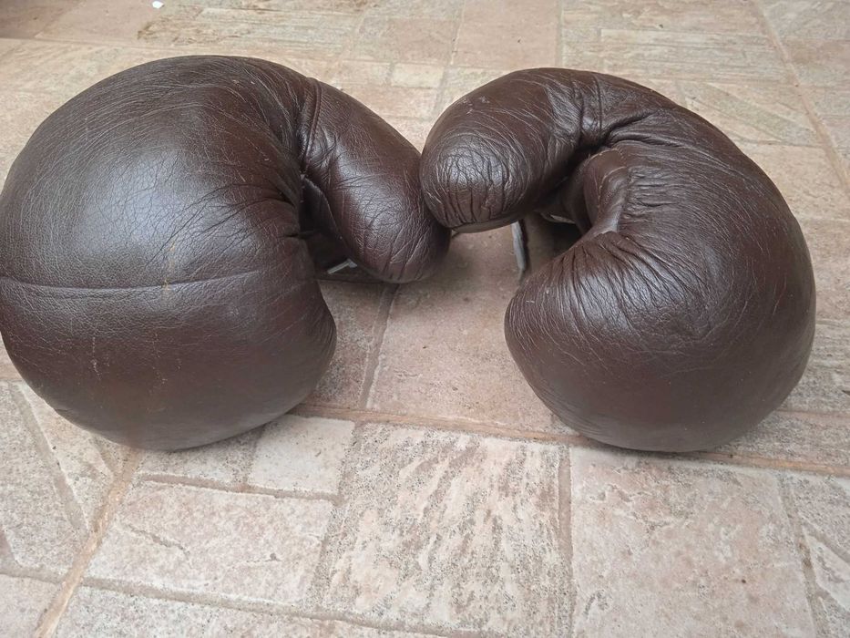 Стари боксови ръкавици и шлем Energetics