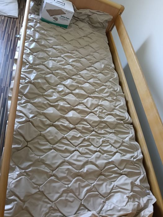 Vînd pat pentru bolnavi