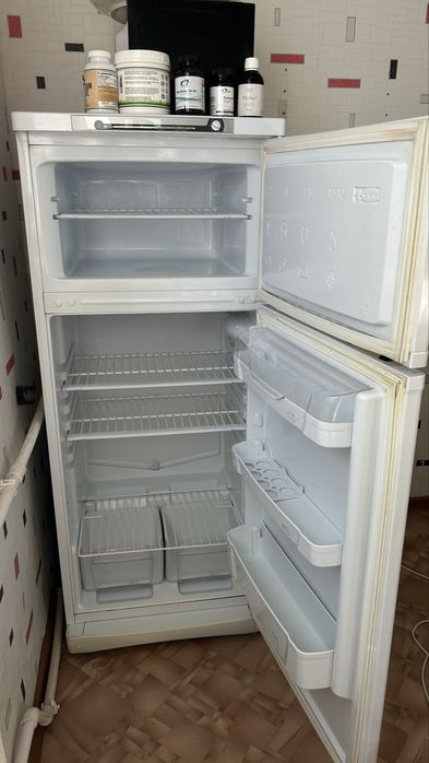 Продам холодильник Indesit