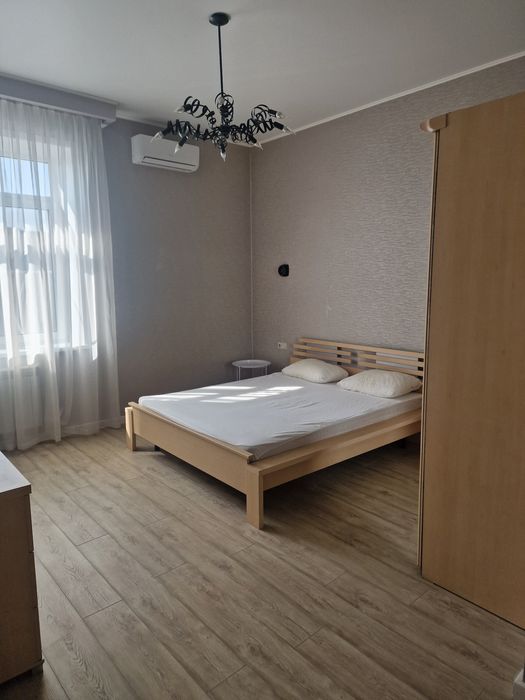 кровать 160×200, б/у с матрасом, шифоньер 180×200 цвет беж