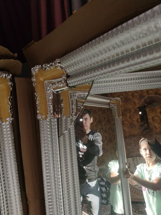 Продам парикмахерское кресло и зеркало.