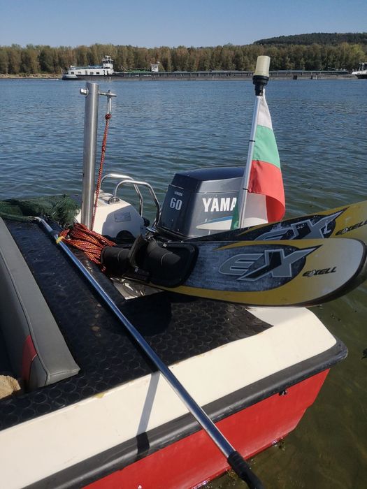 Продавам лодка със извънбордов двигател Yamaha 60 k.c
