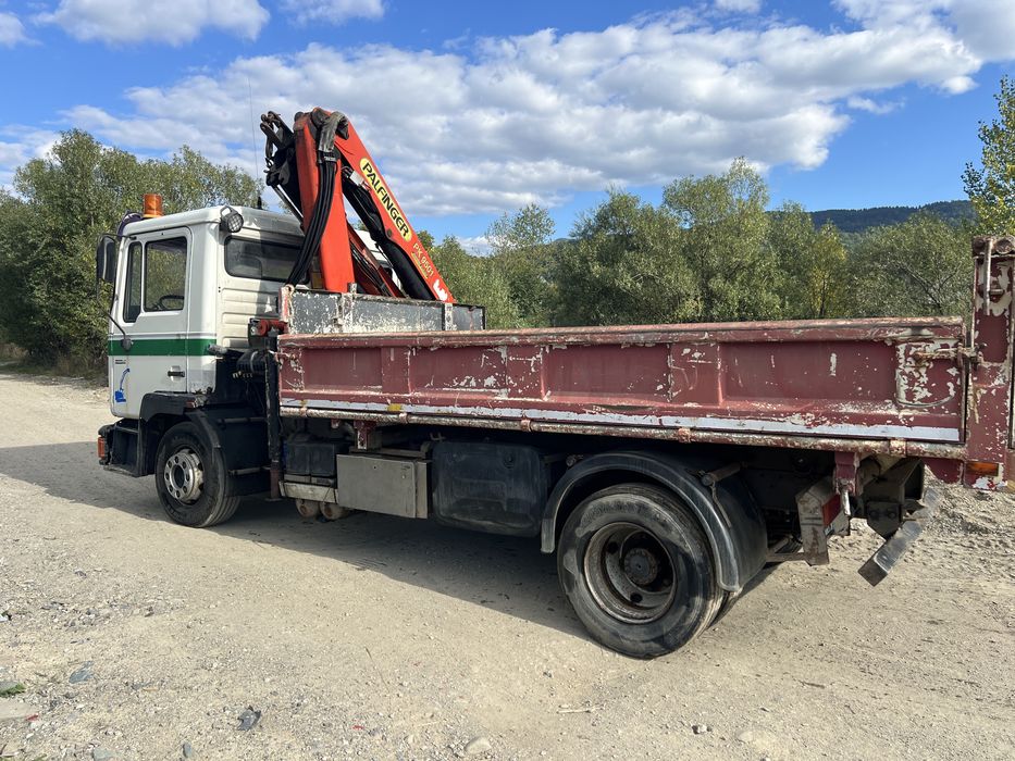 Camion Man basculabil pe 3 partii cu macara Palfinger