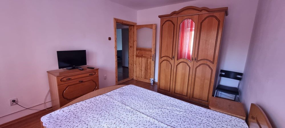 Închiriez apartament trei camere