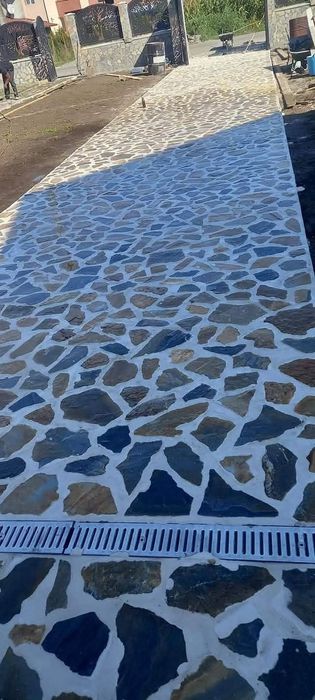 Vand si montez Piatră Naturală de Grecia  pret 60 lei m2 fără montaj.