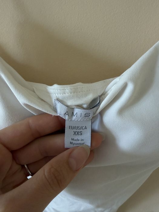 Къс бял потник с вградена чашка