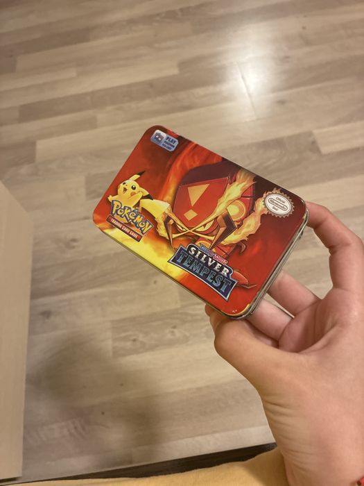 Pokemon карти + предпазно пакетче с 100 protective sleeves и v star карта о 3 талона за покемон гоу ПОДАРЪК КУТИЙКА ЗА СЪХРАНЕНИЕ НА КАРТИ