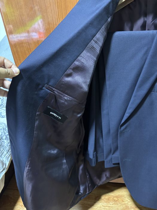 Se vinde costum barbatii