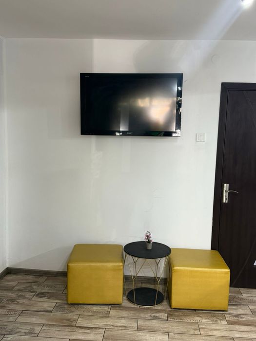 Inchiriez post de lucru coafor /zona vest /puata aurora