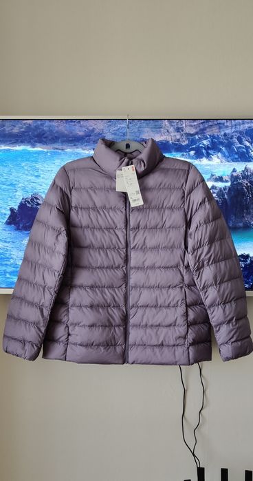 Продавам нов, лек женски пуховик (яке) Uniqlo