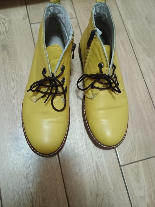 Жълти ниски боти, естествена кожа