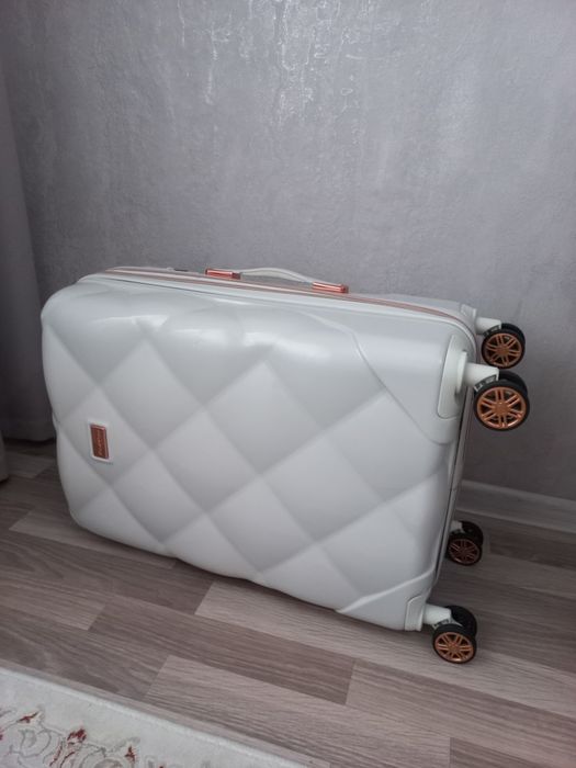 Продам чемодан  дорожный