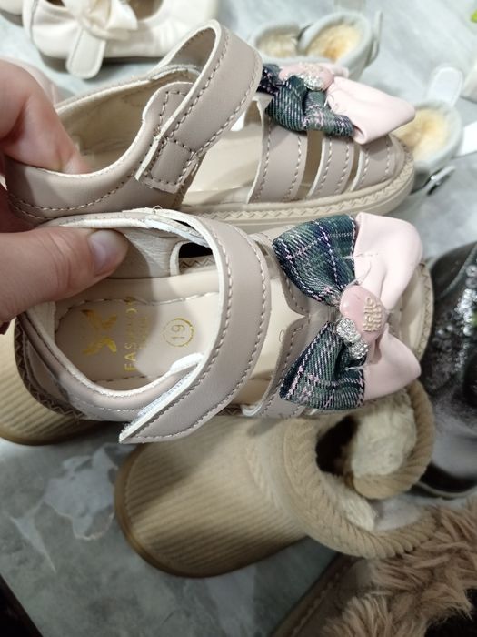 Продаётся коляска, люлька, комбинезоны и обувь