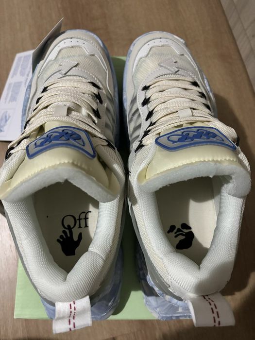 Off white noi cu eticheta