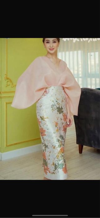 Платья тоже почти новая